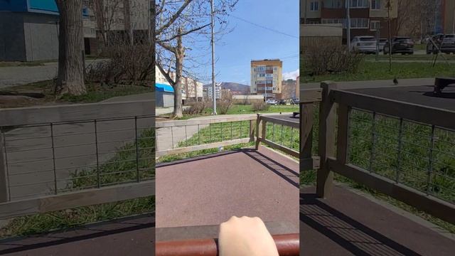 Детская качалка на детской площадке от первого лица