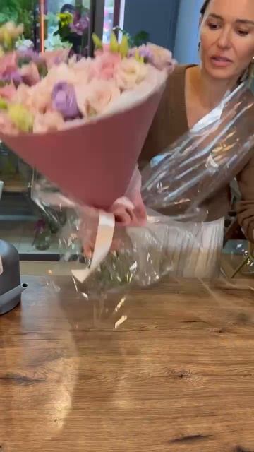 Букет в бархатном платье от Dress.Flowers с подставкой «аквабокс»