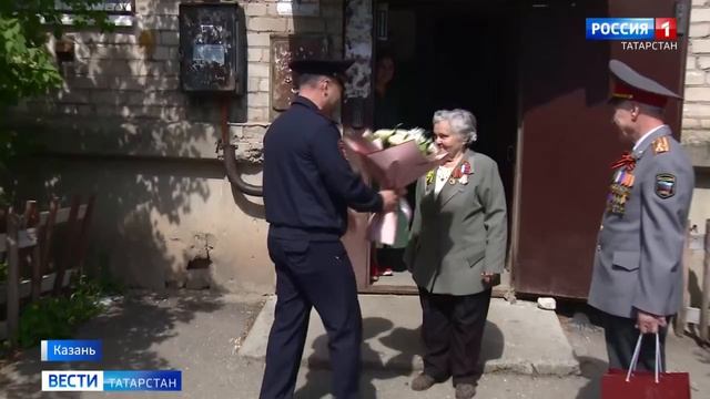 В Казани росгвардейцы провели акцию «Парад у дома ветерана»