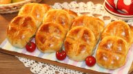 Пироги с мясным фаршем, овощами и соусом
