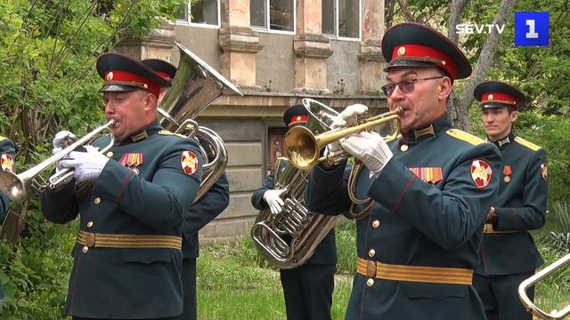 Равнение на ветерана: для Михаила Латохи росгвардейцы провели парад