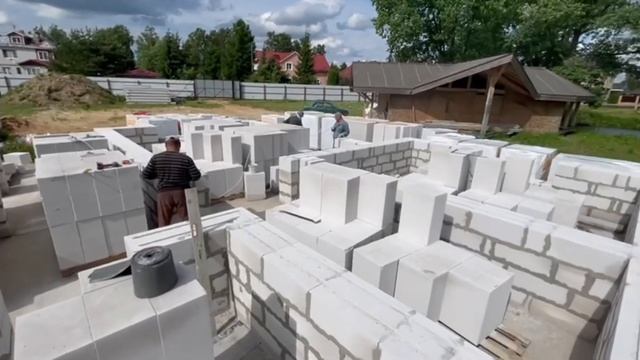 Возведение стен первого этажа, двухэтажного дома ч.1