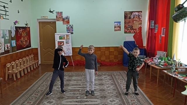 Старшая группа поздравляет всех с 9 мая!!!