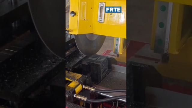 Автоматическая машина для резки стальных квадратных профилей со стальными вкладышами