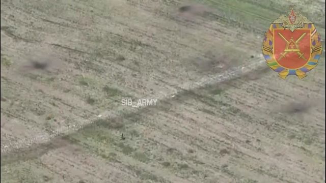 Неудержимый Алейской бригады пересекает поле под огнем артиллерии и ударами fpv дронов ВСУ