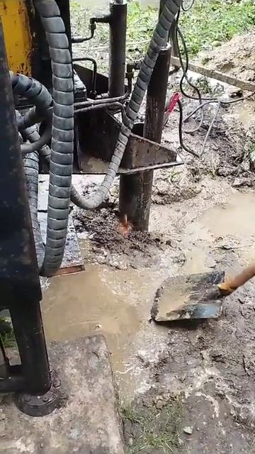 из скважины огонь сами в шоке.