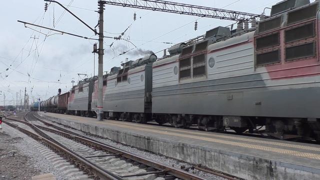 Бандит ВЛ80С-7861020А с грузовым поездом отправляется со станции Россошь