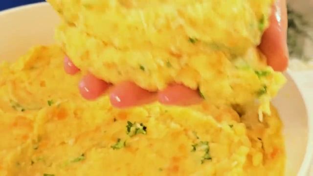 У вас есть картошка и 2 яйца, тогда можно обжаривать любимые сосиски или грибочки!