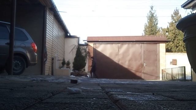 в конце снежок в телефон попал