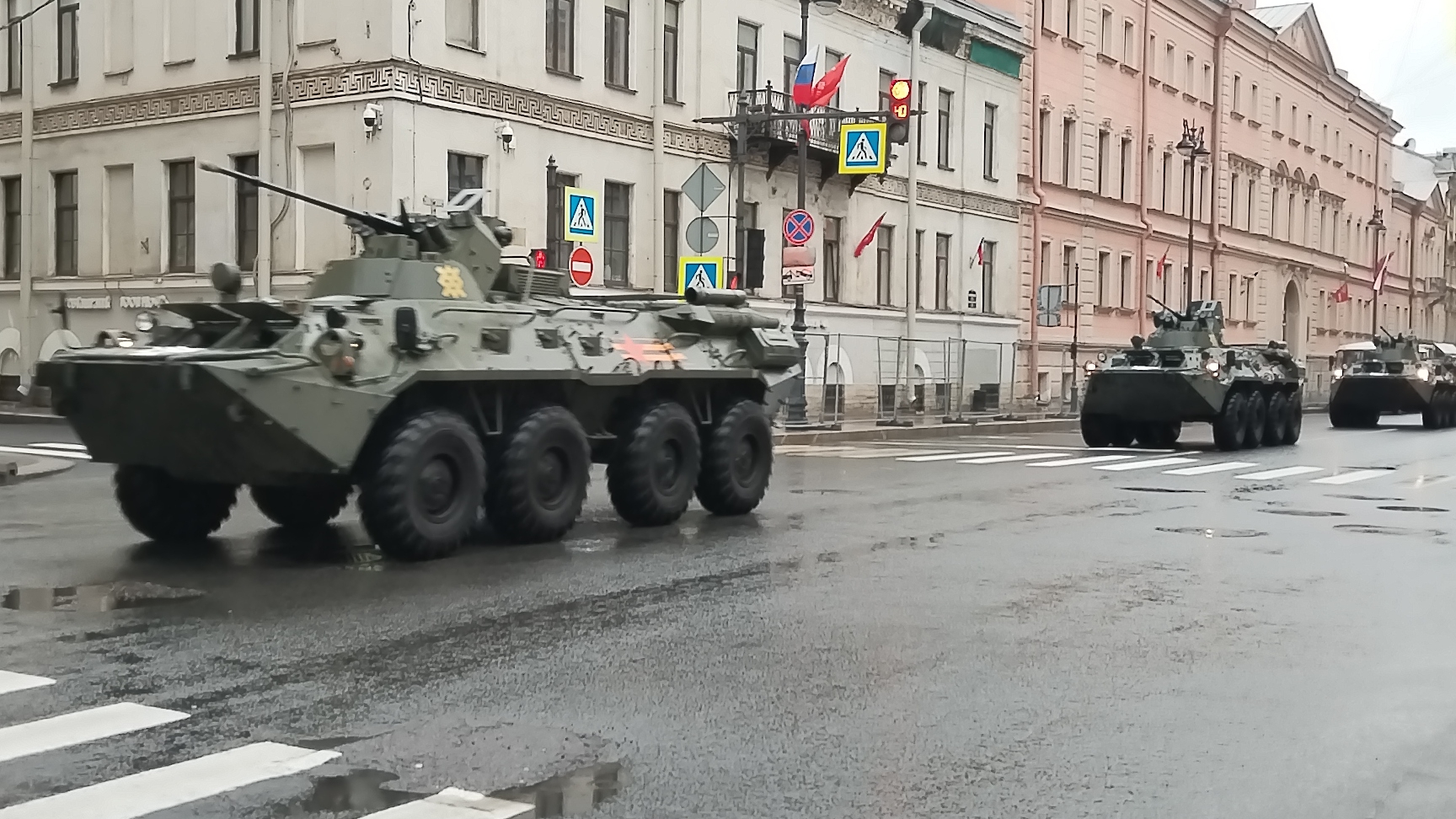 Военная техника группировки войск север на генеральной репетиции парада в Санкт-Петербурге
