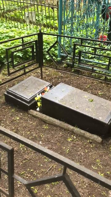 Упавший памятник