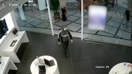 В Екатеринбурге трое, предположительно инородцев, украли новые iPhone прямо со стенда !!!