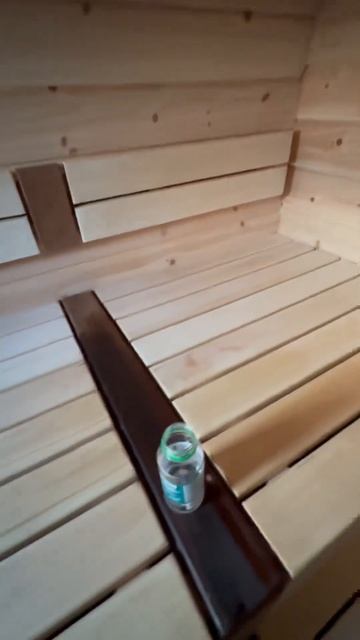 Обработка маслом полков бани #баня #строительство #уча