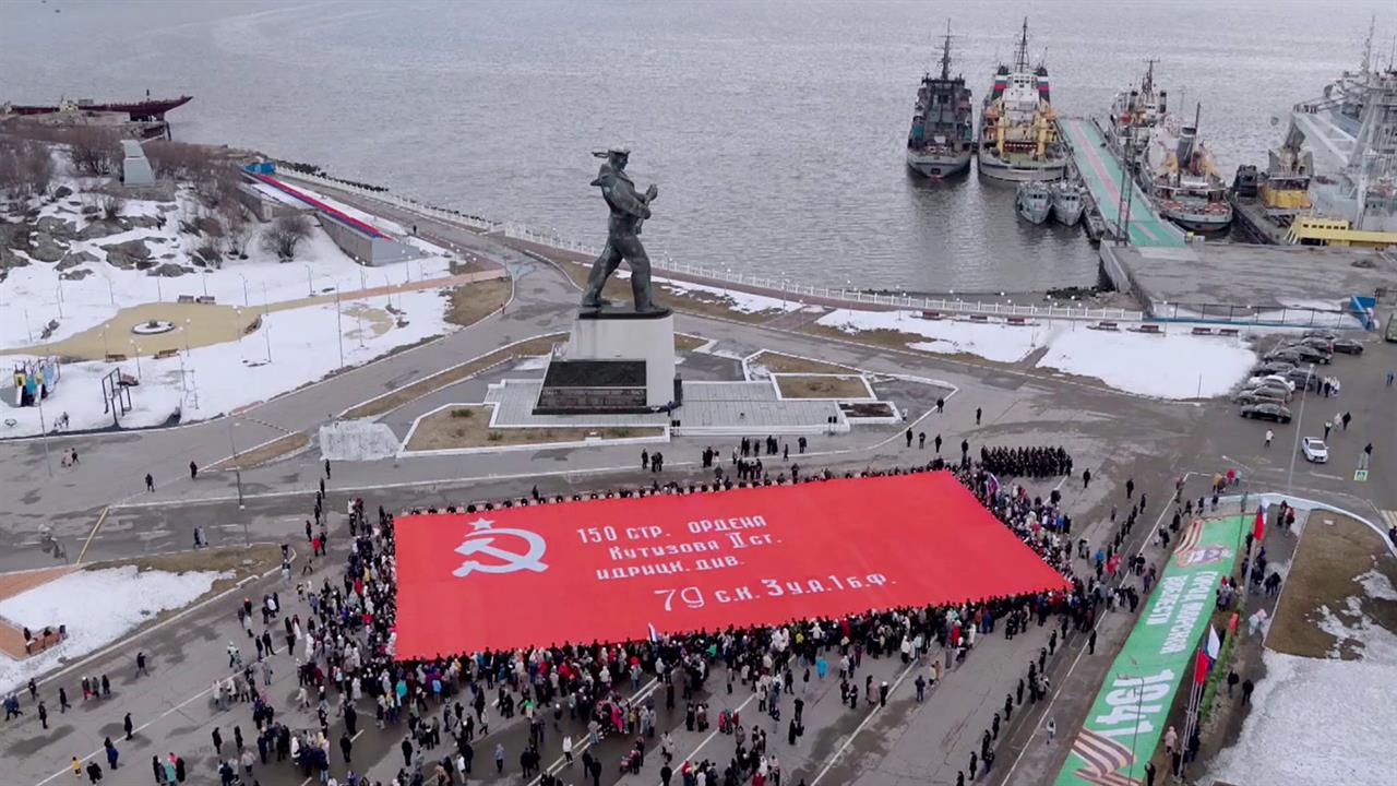 В Североморске развернули самую большую копию Знамени Победы