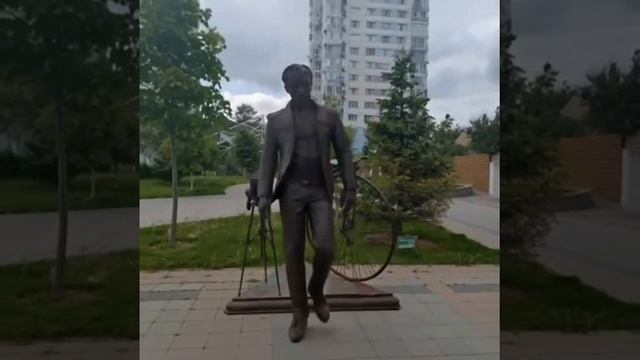 Памятник инженеру Шухову в Волгоградском ЦПКиО установлен в мае 2013 года в рамках реконструкции пар