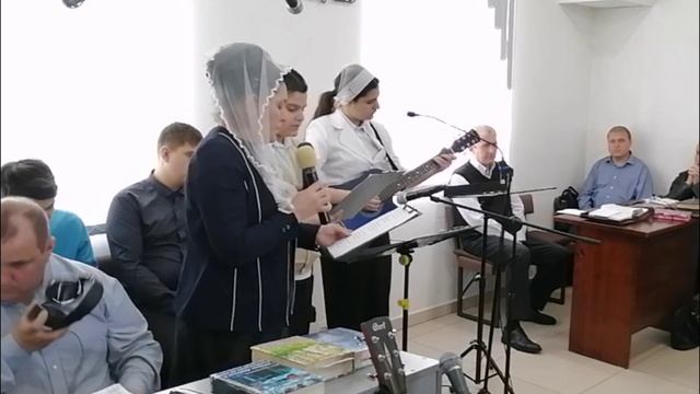 Буду жить под защитой Твоих крыл