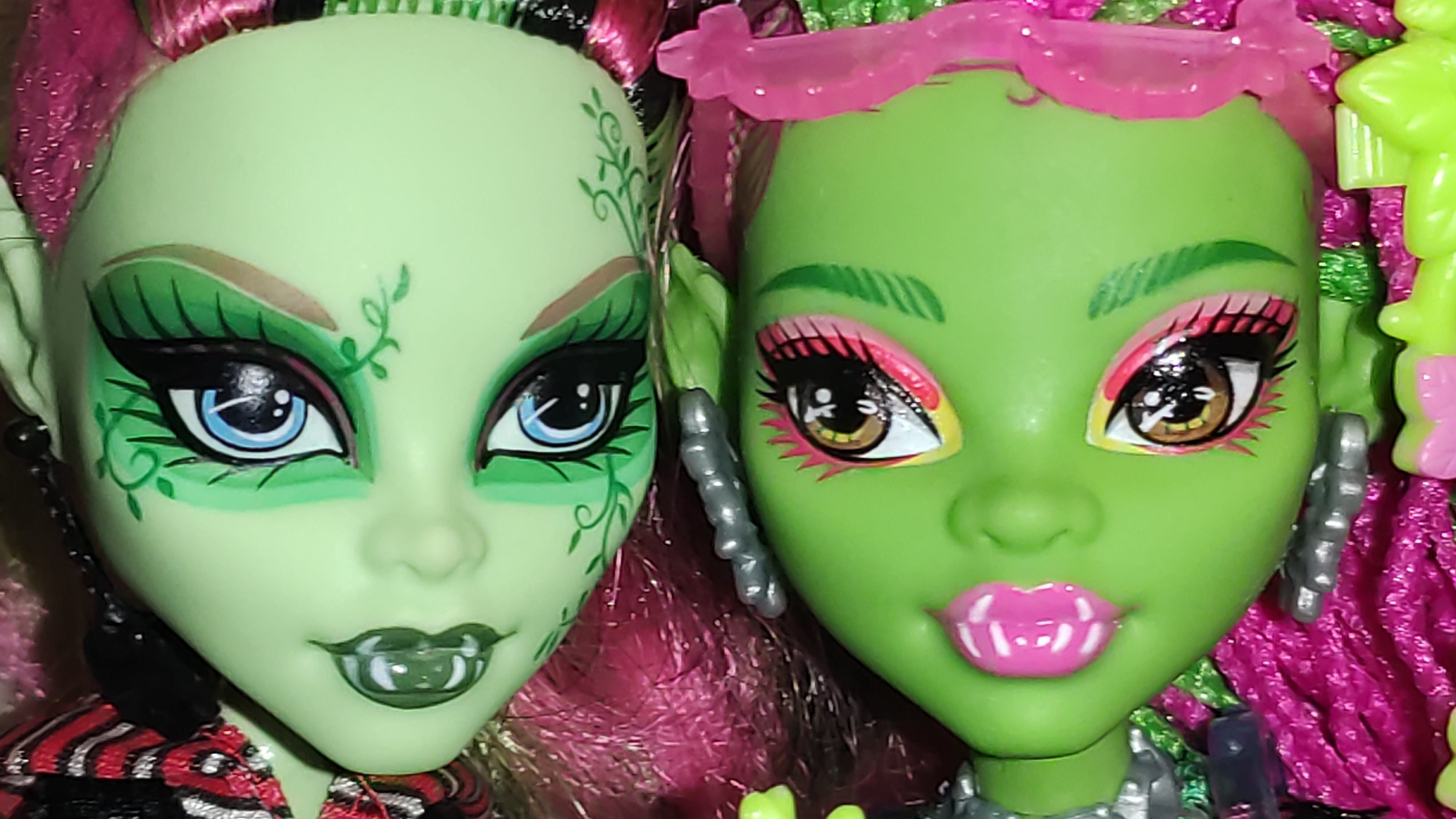 Кукла Монстр хай (Monster High) Венера Макфлайтрап, с растением-монстром домашним котом Чулианом