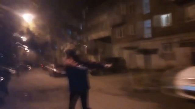 Хулиганы танцуют хардбасс во дворе