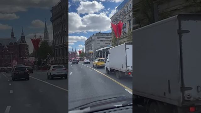 Еду по Тверской в сторону Кремля, подготовка столицы к празднованию 9 мая.
