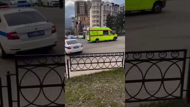 Представитель власти едет, а народ пусть подождет.