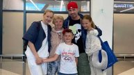 СЕКУНДУ НАЗАД! Роман Костомаров На Протезах и Без Рук Встречает Любимых Детей в Аэропорту