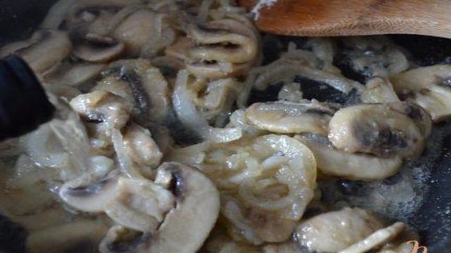 Куриные бедрышки с грибами в белом вине