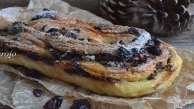 Плюшка с вяленой клюквой