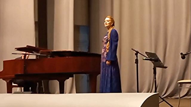 "Белой акации гроздья душистые" Поёт восхитительная А?