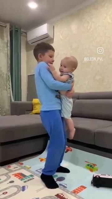 как хорошо когда есть брат!😍 #братья#братсила#моисыны