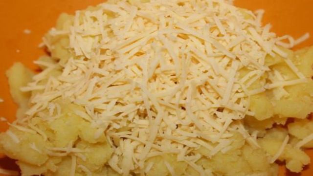 Картофельные крокеты с сыром и колбасой