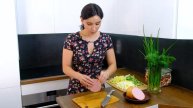 Освежающая окрошка на бульоне семейный рецепт окрошки с колбасой и курочкой вкусная окрошка