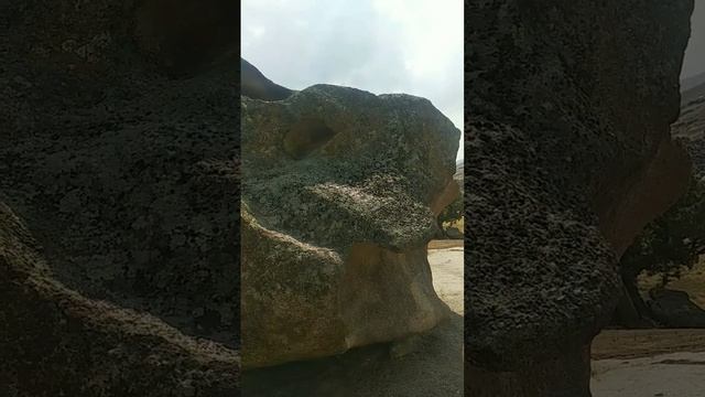 есть  движущихся камень. большой камень можно раскача?