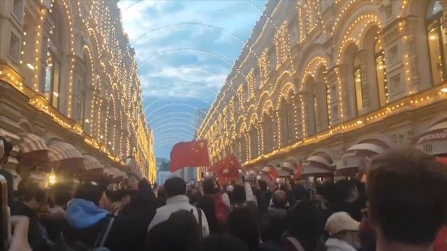 В самом центре Москвы возле ГУМа.
https://t.me/novostinanta