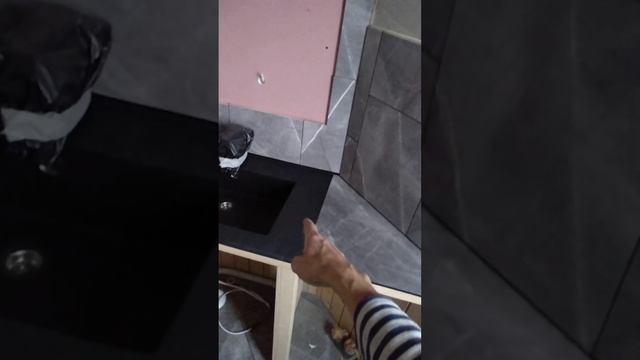Интерьер ванной в каркаснике: умывальная зона, теплые