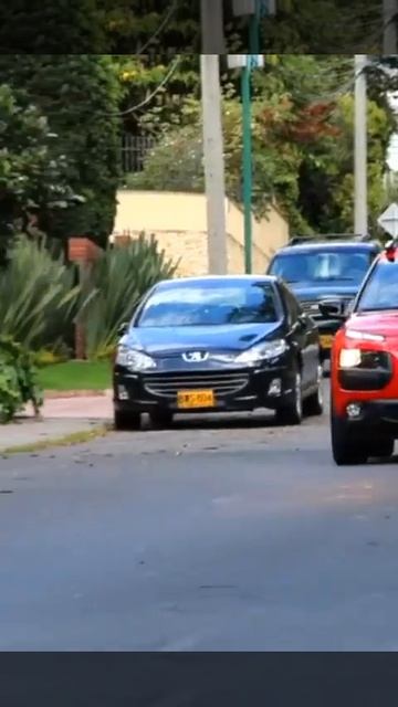 Красный кроссовер Citroën C4 Cactus в городских условиях