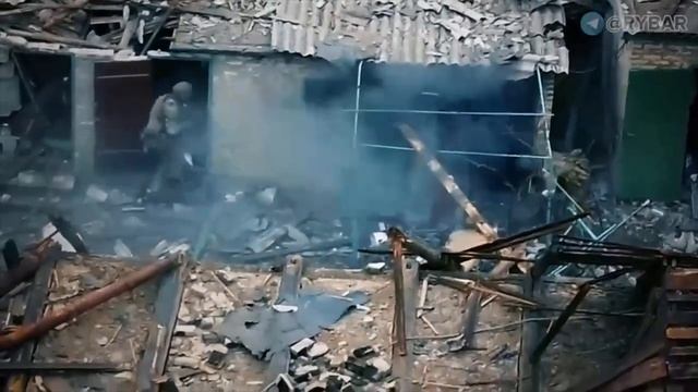 Всего четверо штурмовиков берут в плен восьмерых хохлов.