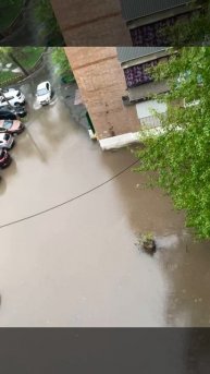 Дождевая вода затопила двор по ул.Ленина, 56 в Гае 2