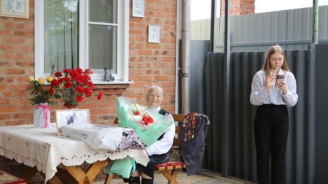 В Армавире для ветерана Надежды Шведовой исполнили концерт к 80-летию Победы