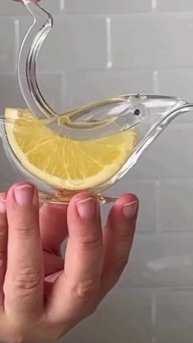 Какая интересная ручная соковыжималка 🍋