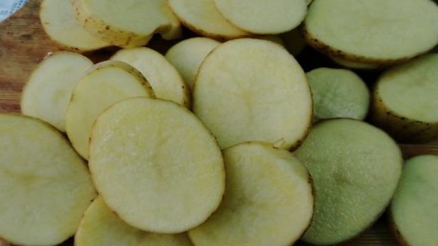 Картофель с беконом на мангале