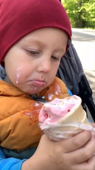 Марк ест мороженое 🍧
