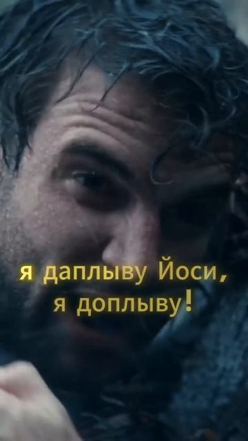 Прыгает в бурную горную реку,чтобы доплыть до берега