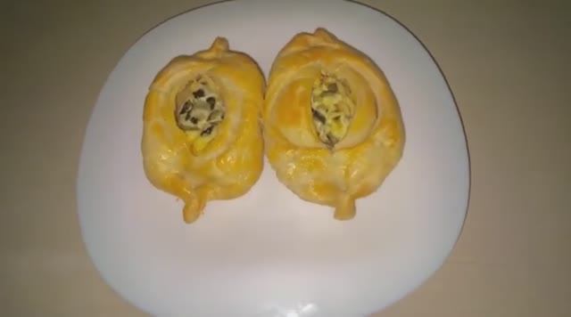 ЛОДОЧКИ ИЗ СЛОЕНОГО ТЕСТА с куриным филе и соленым огурчиком