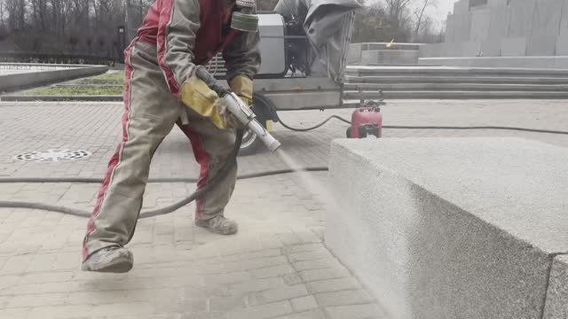 Очистка гранитного мемориала от высолов и солевых отложений в Санкт-Петербурге