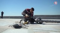 На набережной Приморского бульвара демонтируют фонарные столбы