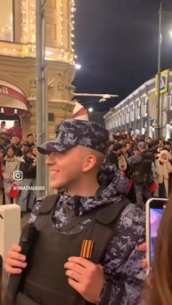Китаяночки у Красной площади пристают к сотруднику Росгвардии !!!