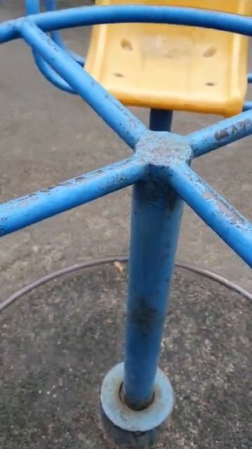 рулю и газую 😂 на детской площадке 😂