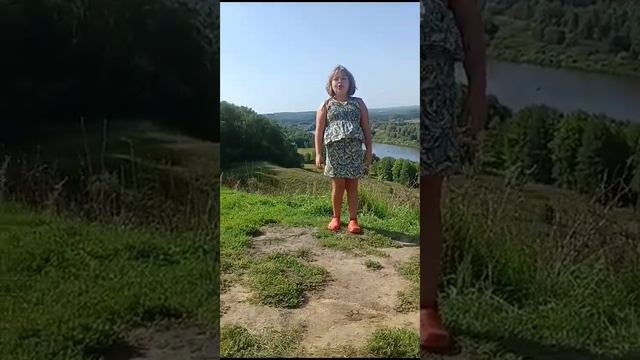 "Моя Россия!" Поёт Коровушкина Ксения.