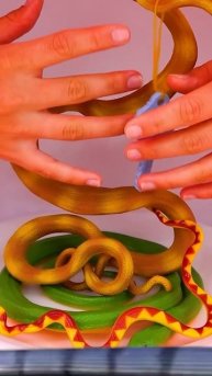 Влад и Никита Мама и Крис играют с таинственными коробками