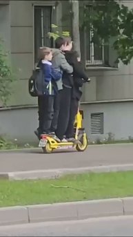 В Москве школьники сразу вчетвером покатались на одном электросамокате !!!